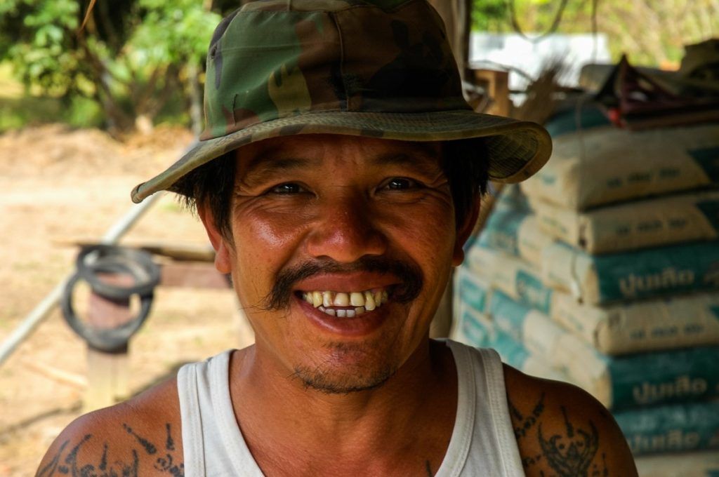 Retrato de una persona local sonriendo en Indonesia, una imagen cercana para ilustrar curiosidades sobre Indonesia y su gente.