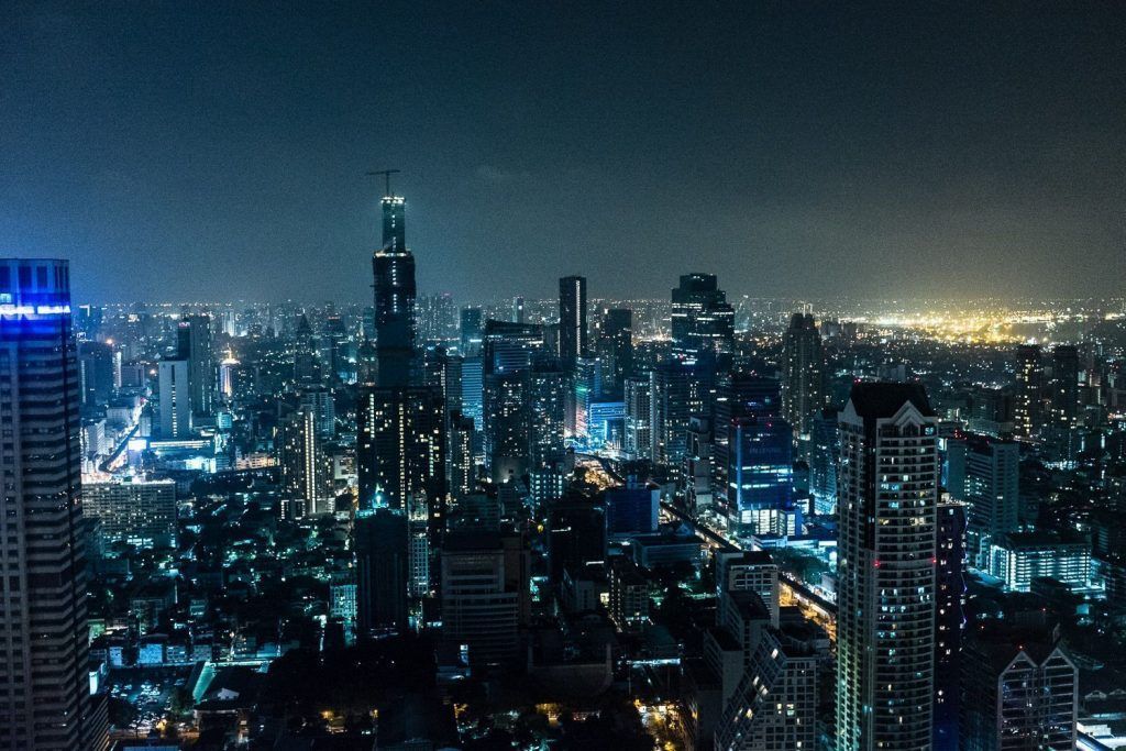 Skyline de Bangkok de noche en una guía sobre que ver en Bangkok en 2 días.