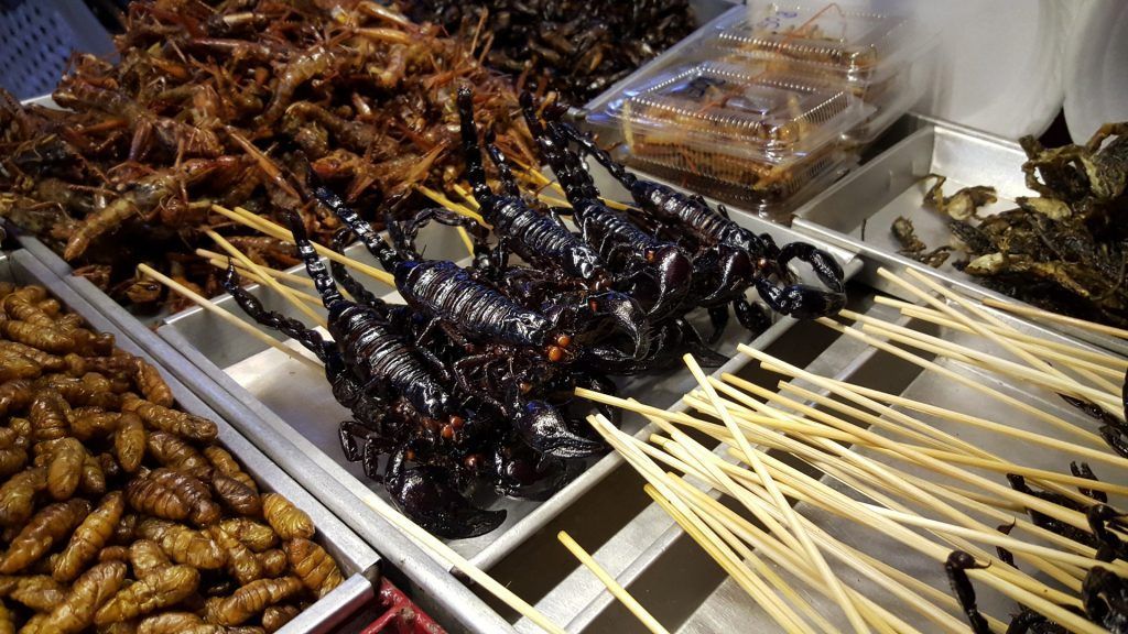 Brochetas de escorpiones fritos e insectos en un puesto callejero de Bangkok, una experiencia gastronómica curiosa para incluir en una guía sobre que ver en Bangkok en 2 días.
