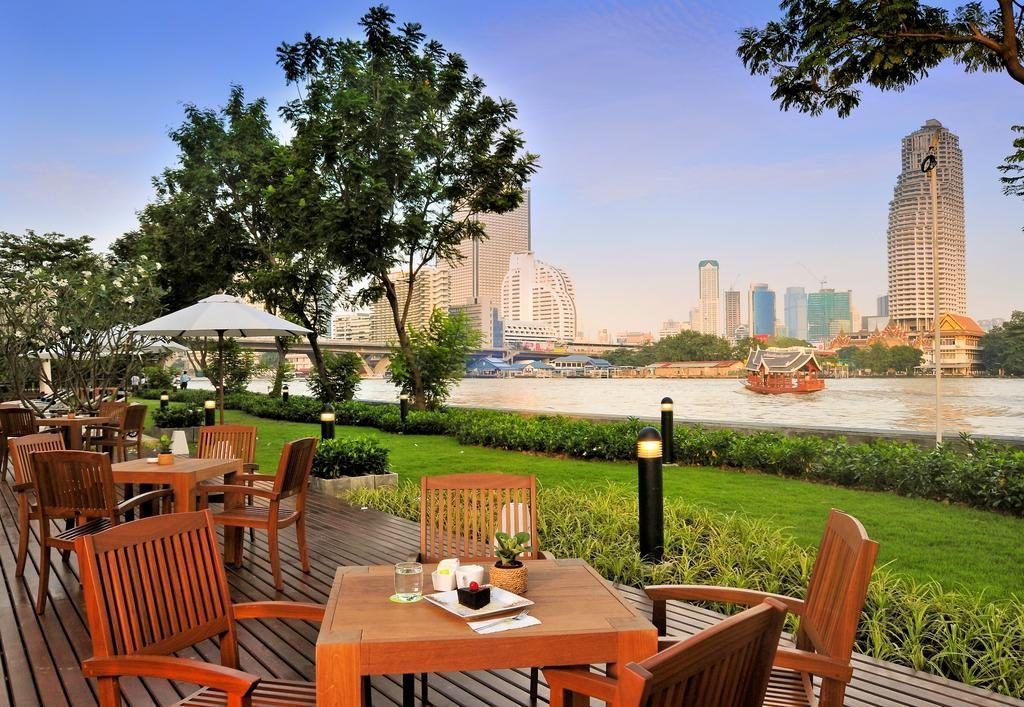 Terraza del Ibis Bangkok Riverside junto al río Chao Phraya, con vistas al skyline de Bangkok, una opción de alojamiento perfecta para descubrir que ver en Bangkok en 2 días.