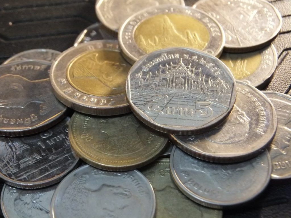Primer plano de monedas de baht tailandés, una imagen útil para hablar de dinero, pagos y consejos prácticos en una guía sobre que ver en Bangkok en 2 días.