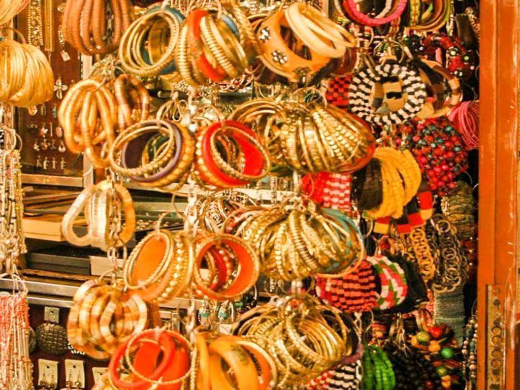 que-ver-en-Bombay-Barrio-de-Colaba Tienda de pulseras y artesanía tradicional en el barrio de Colaba, una zona imprescindible que ver en Bombay.