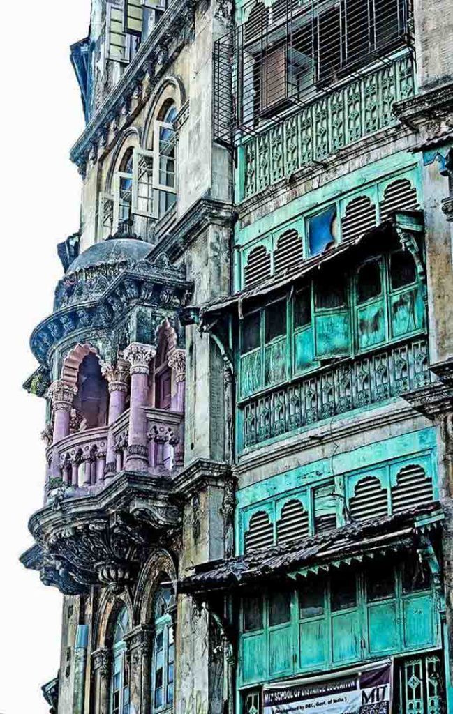 Bombay-que-ver Fachadas coloniales y balcones tradicionales llenos de color en una calle histórica que ver en Bombay.