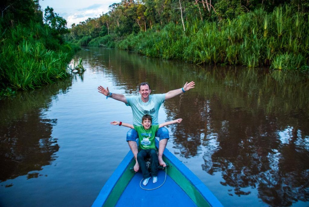 Foto nuestra navegando por la selva de Borneo dentro de una guía sobre las mejores islas de Indonesia.