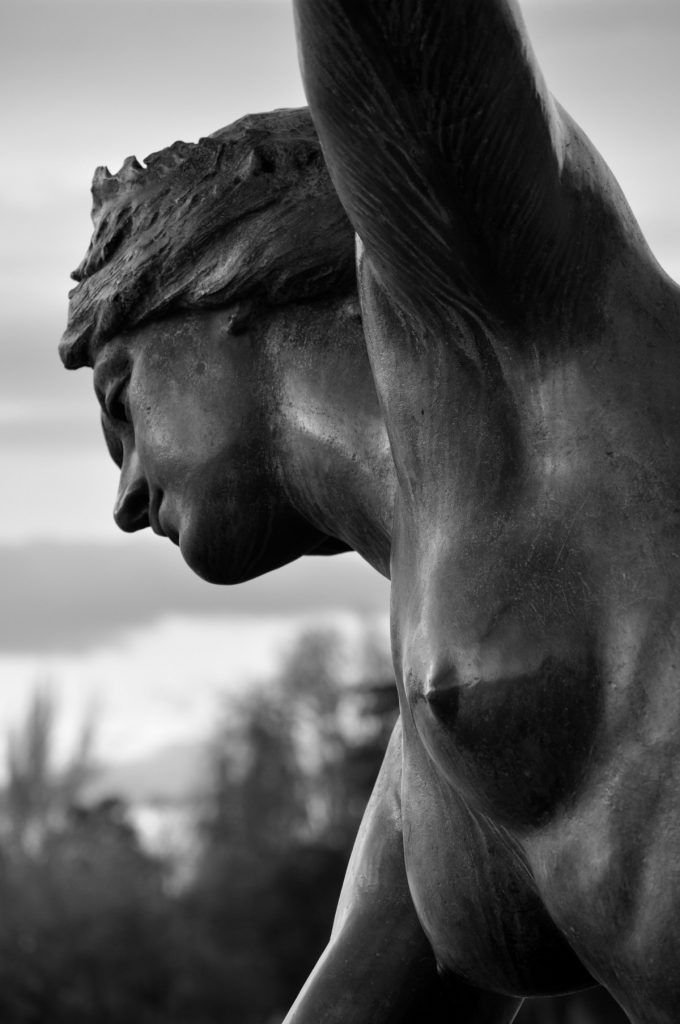 Escultura inquietante en Madrid, uno de los escenarios más enigmáticos de la ruta de los fantasmas de Madrid.