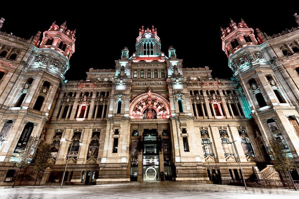 MADRID El Palacio de Cibeles iluminado de noche, parada imprescindible en la ruta de los fantasmas de Madrid.
