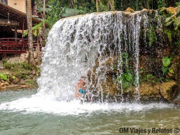Una servidora disfrutando de las cascadas del hotel Caño Hondo