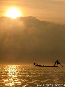 Atardecer sobre el río Mekong con una barca tradicional, una imagen mágica del Triángulo de Oro de Tailandia.