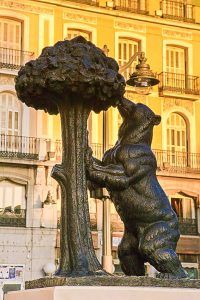 Estatua del Oso y el Madroño en la Puerta del Sol, uno de los sitios bonitos que visitar en Madrid y símbolo imprescindible de la ciudad.