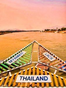 Proa de una barca en el río Mekong señalando Tailandia, Laos y Myanmar, el punto más famoso del Triángulo de Oro de Tailandia.