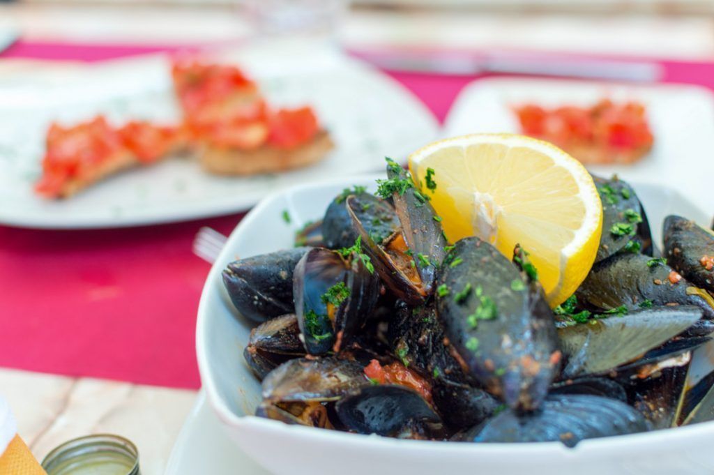 Plato de mejillones frescos al visitar los acantilados de Moher, una deliciosa muestra de la gastronomía tradicional irlandesa.