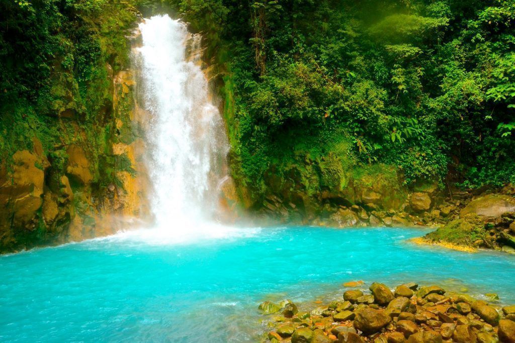 Cascada y aguas turquesas en Río Celeste, uno de los imprescindibles en Costa Rica.
