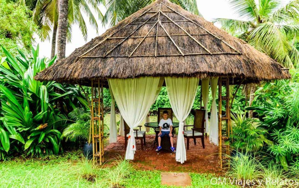 Taj-bekal-resort-donde-dormir-en-Kerala-foto-de-mi-hijo-en-nuestro-hotel