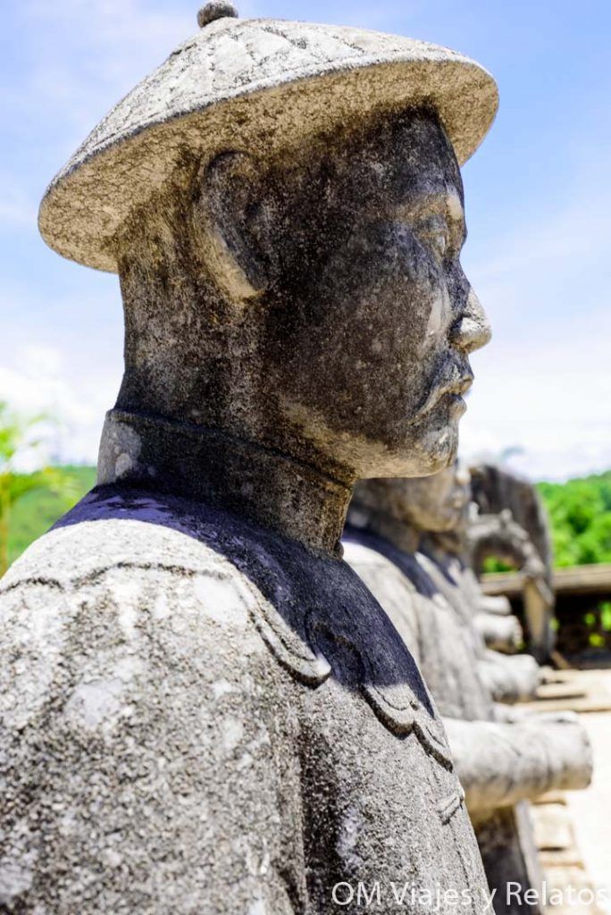 Estatua de piedra en las Tumbas imperiales de la Ciudadela Imperial de Hue, símbolo del legado imperial vietnamita.