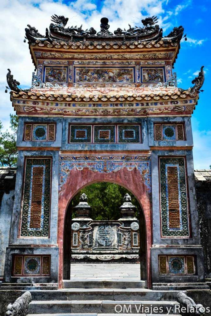 Puerta monumental en las Tumbas imperiales de la Ciudadela Imperial de Hue con arquitectura tradicional vietnamita.