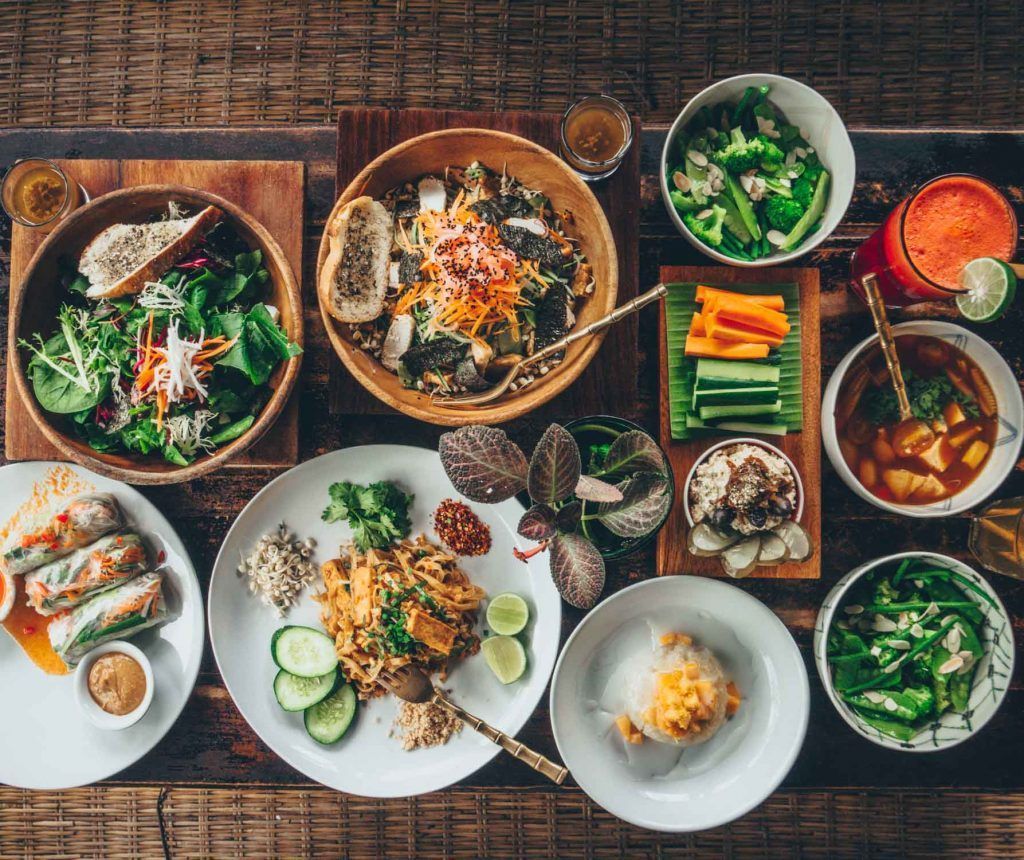 como-organizar-viajes-baratos-comer-comida-local