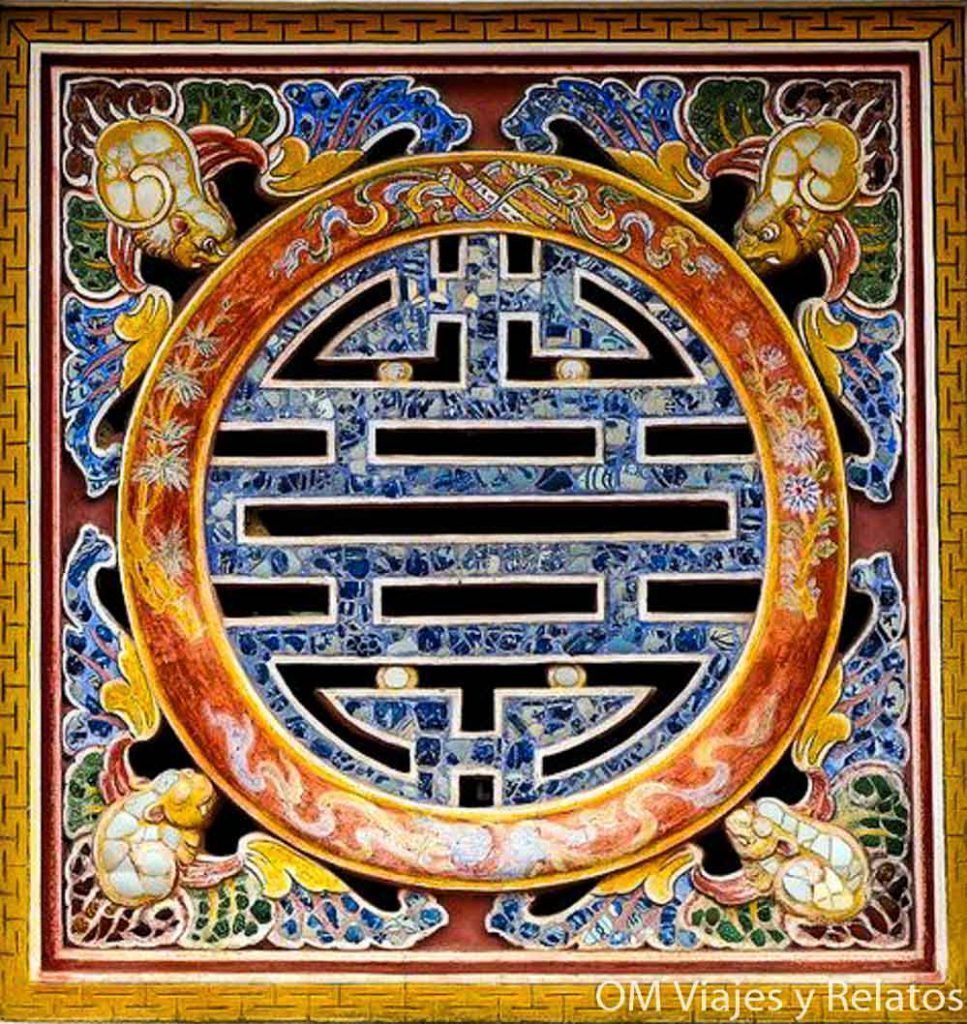 Símbolo budista-confuciano decorativo en la Ciudadela Imperial de Hue dentro de la Ciudad Púrpura Prohibida.