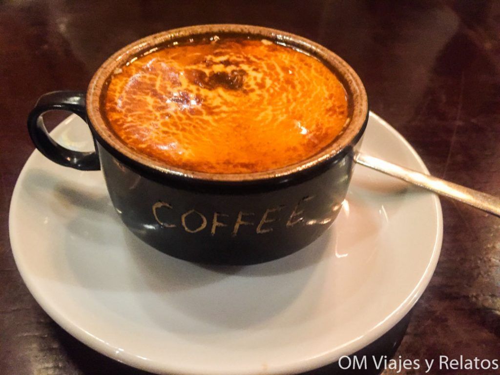 Egg Coffee Hanoi Café de Huevo Taza de café de huevo vietnamita en Hanoi, una experiencia gastronómica típica para descubrir que ver en Hanoi en dos días.