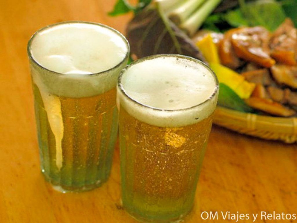 Bia Hoi Hanoi Bia hoi, cerveza callejera vietnamita en Hanoi para una guía sobre que ver en Hanoi en dos días.