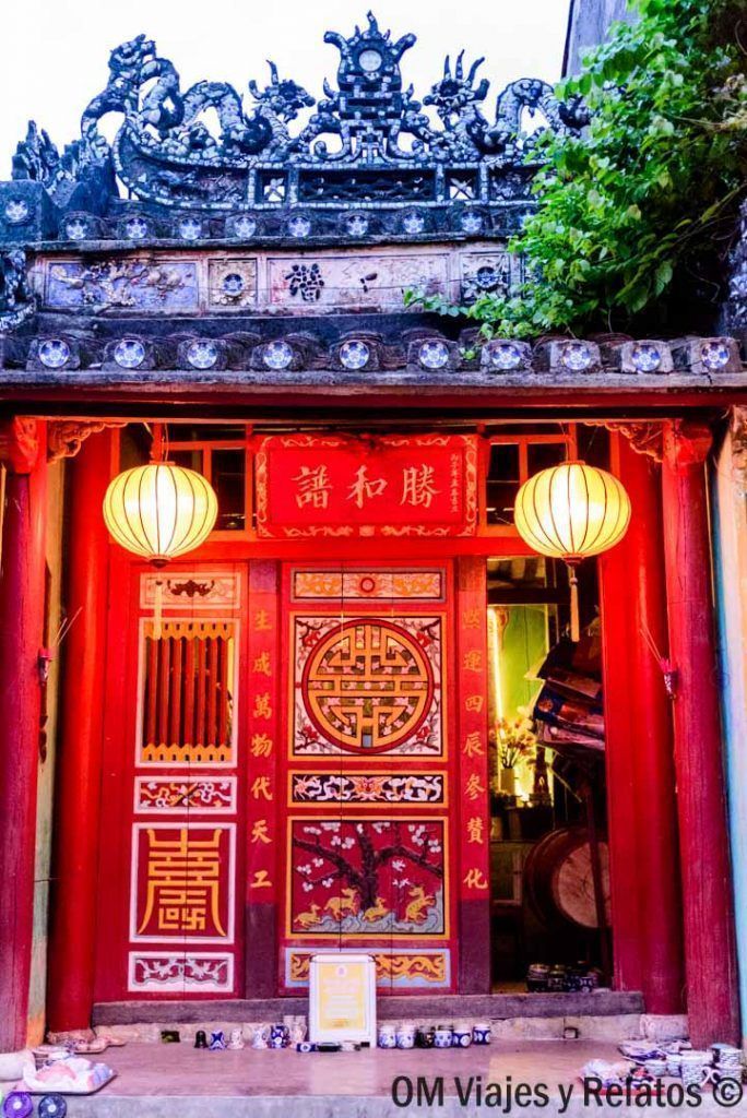 Fachada tradicional iluminada con faroles en el casco histórico, uno de los lugares imprescindibles de que ver en Hoi An y alrededores.