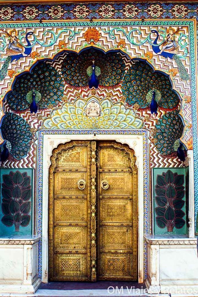 Puerta decorada del City Palace de Jaipur en una guía con consejos para viajar a la India con niños.