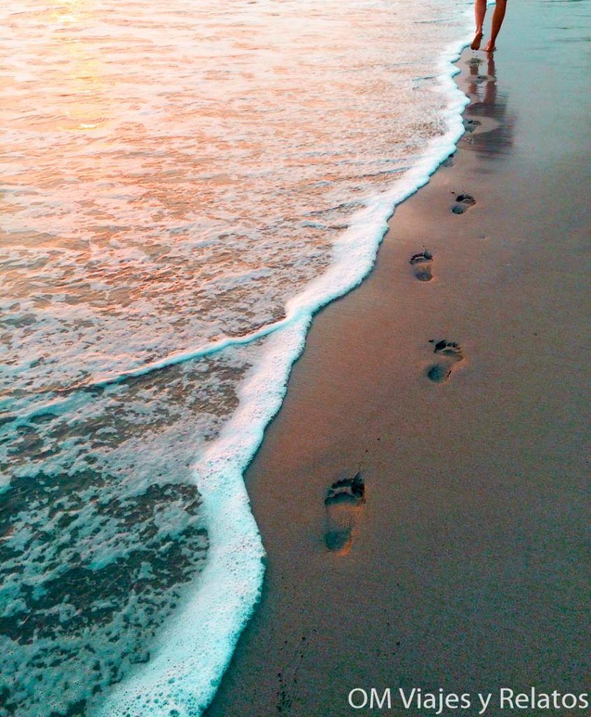 Pasear junto al mar y dejar huellas en la arena al atardecer es una de las experiencias por las que merece la pena ir a Costa Rica.