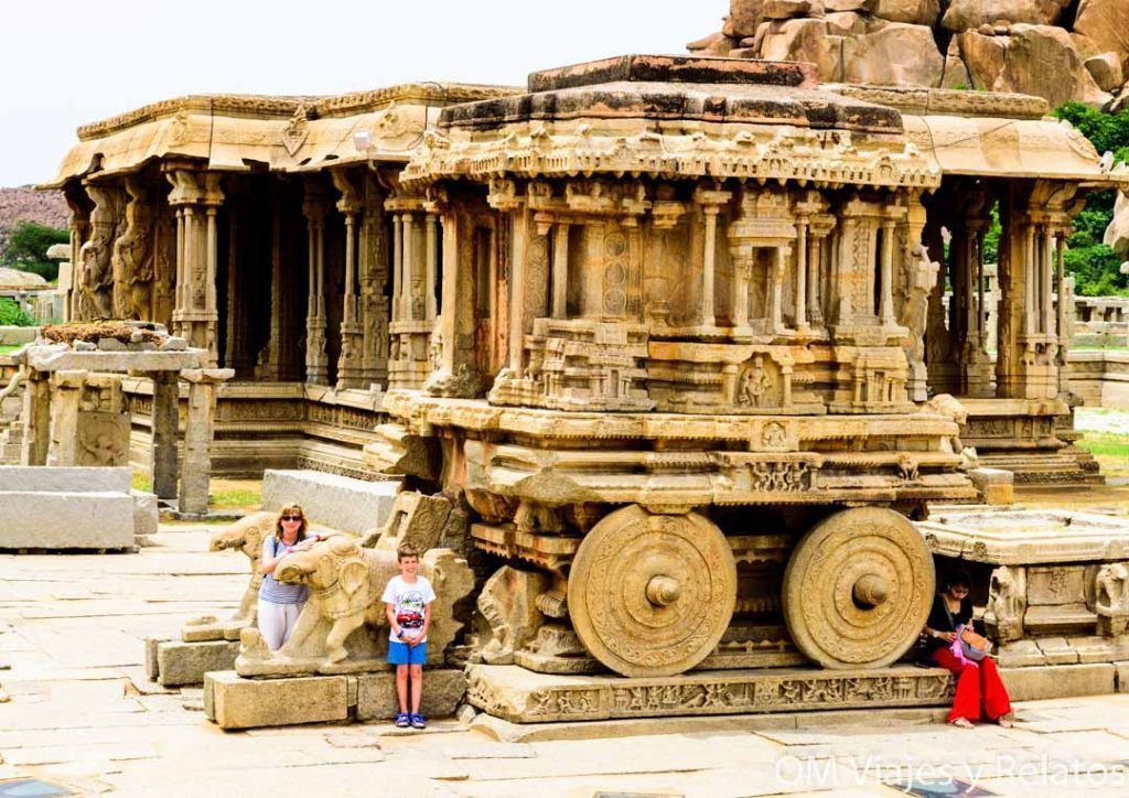 Mi hijo y yo junto al famoso carro de piedra del templo de Vittala en Hampi, una visita histórica ideal dentro de una guía de consejos para viajar a la India con niños.