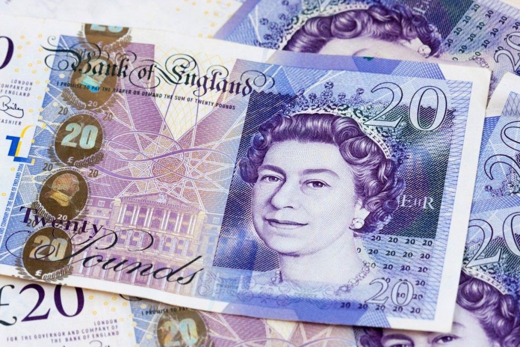 Billetes de 20 libras esterlinas del Banco de Inglaterra, moneda utilizada durante una ruta por el sur de Inglaterra para gastos en alojamientos, comida y entradas turísticas.