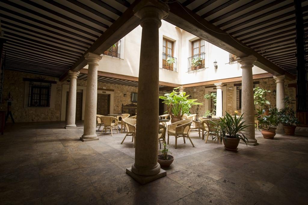 Patio interior de un alojamiento con encanto en Belmonte, una excelente opción donde dormir al visitar el castillo de Belmonte en Cuenca.