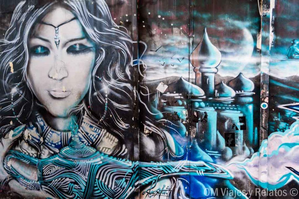 Barrio-Árabe-Singapur Mural de arte urbano en el Barrio Árabe de Singapur, con una figura femenina y cúpulas de inspiración oriental, una zona creativa que ver en Singapur en 2 días.