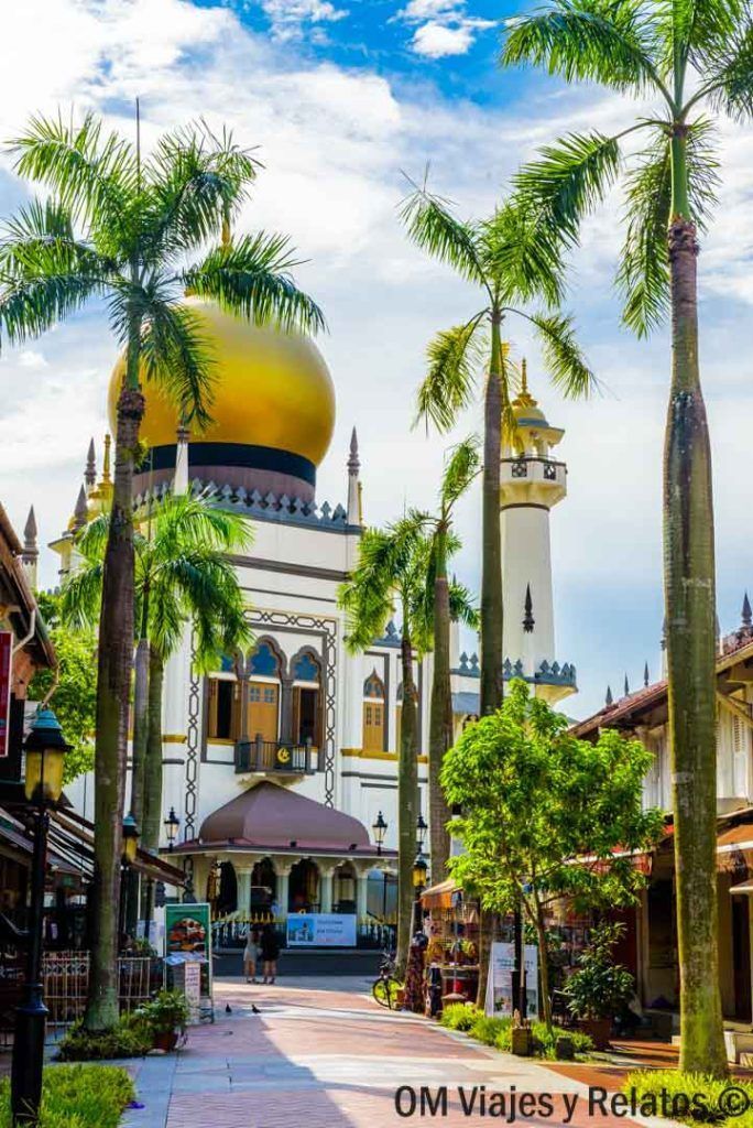 Singapur-turismo Mezquita del Sultán en el Barrio Árabe de Singapur, con cúpula dorada y palmeras, una visita imprescindible que ver en Singapur en 2 dias.