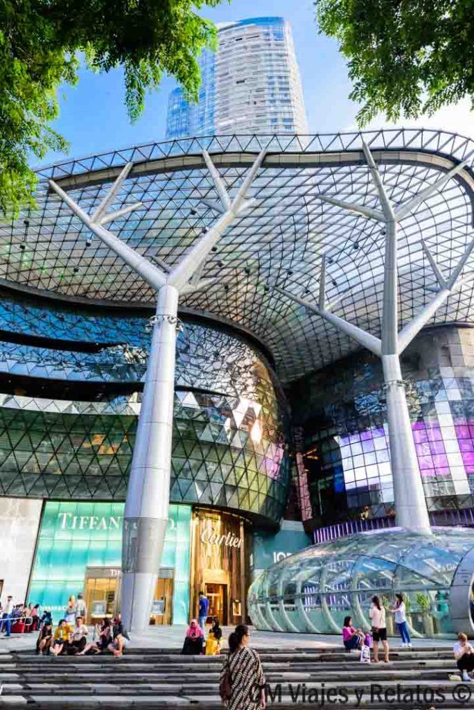 que-hacer-en-Singapur-compras Orchard Road en Singapur con centros comerciales modernos y arquitectura de cristal, una zona de compras imprescindible que ver en Singapur en 2 días.