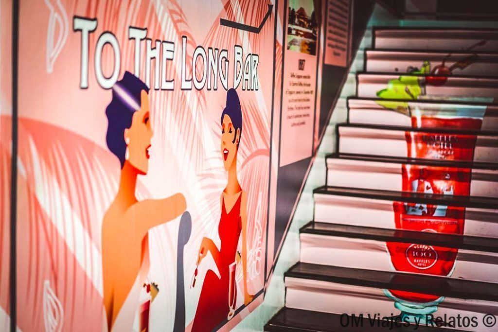 cosas-que-hacer-en-Singapur-hotel-colonial Escalera hacia Long Bar en el Hotel Raffles de Singapur, hogar del famoso Singapore Sling y una parada histórica que ver en Singapur en 2 dias.