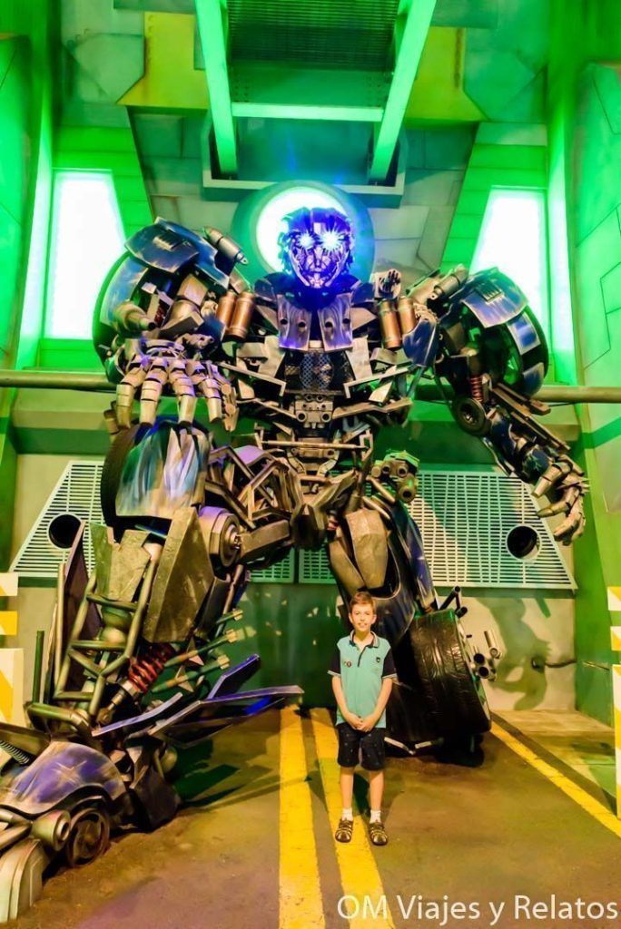 Raúl junto a una figura gigante de Transformers en Universal Studios Singapore, una visita divertida que ver en Singapur en 2 días.