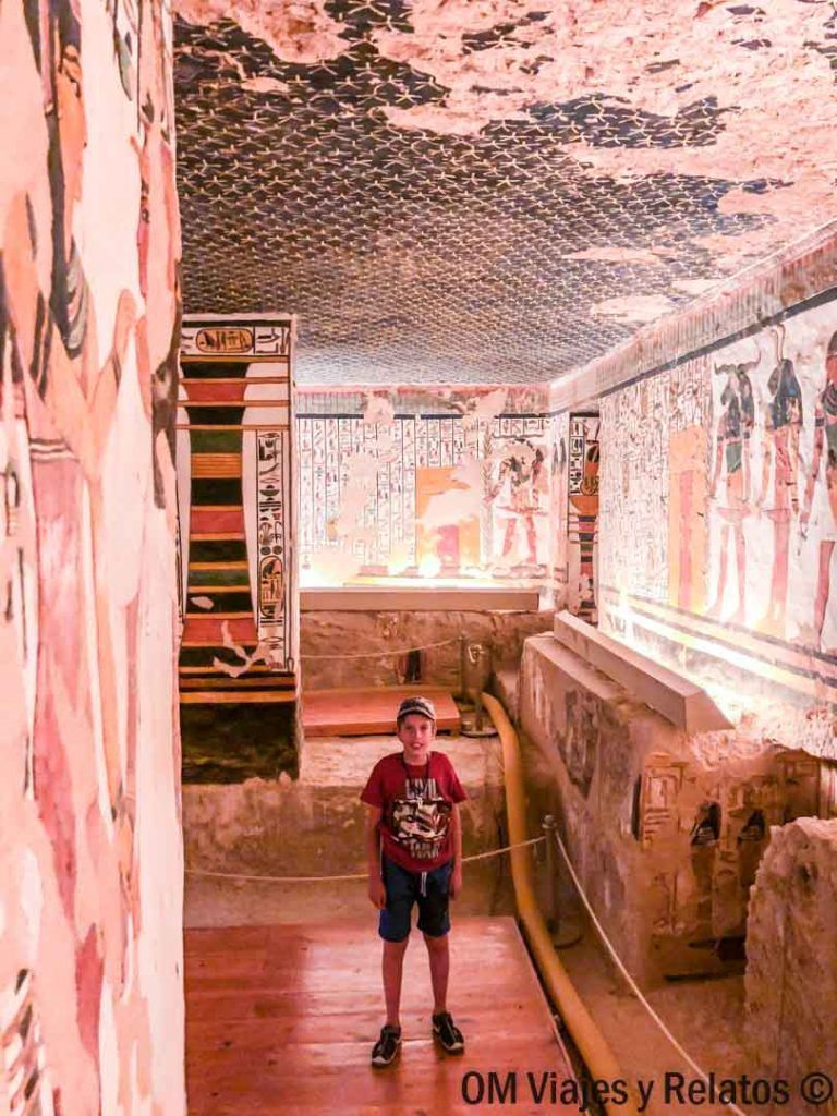 Nuestro hijo durante la visita a la Tumba de Nefertari en Egipto.