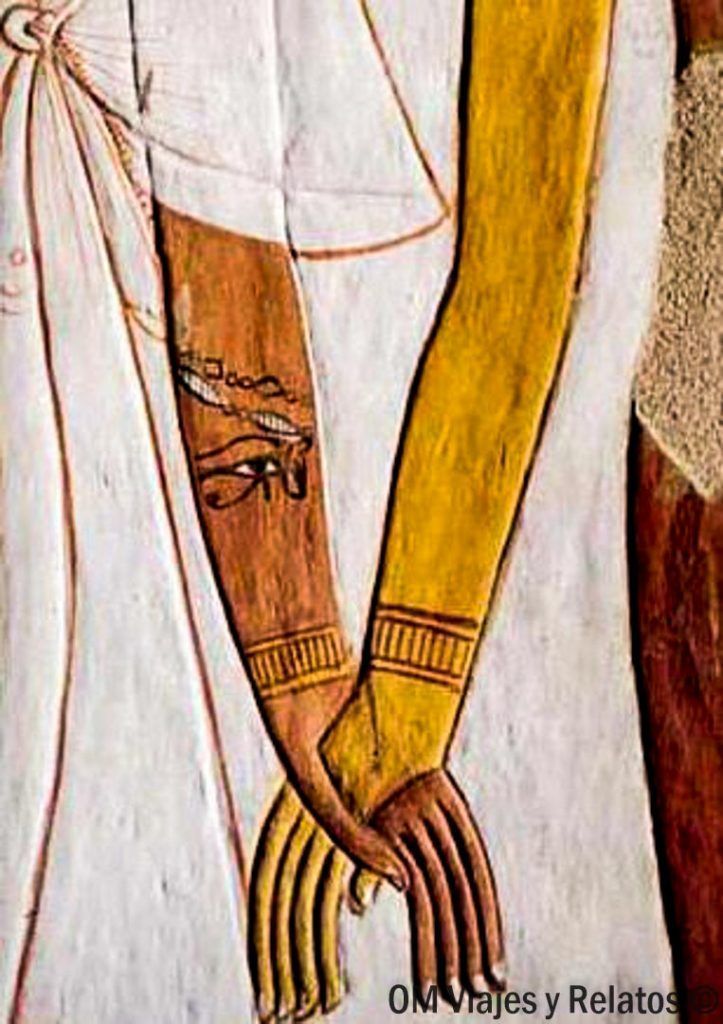 Detalle de las manos de Nefertari y tatuajes en el brazo de la reina, en las pinturas que adornan la tumba de Nefertari en Egipto