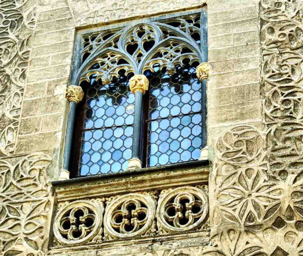 Detalle de ventana decorada en Segovia, uno de los sitios para visitar cerca de Madrid en una ruta monumental.