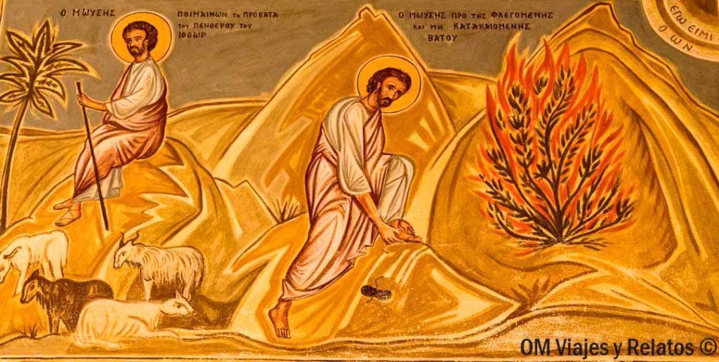 Mosaico de Moisés y la Zarza Ardiente en el Monasterio de Santa Catalina en Egipto, una obra religiosa ligada a la historia del Monte Sinaí.