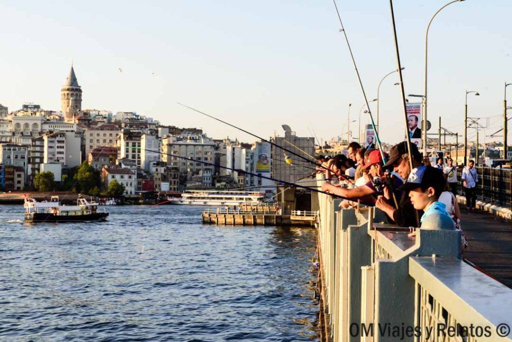 Pescadores locales en el puente de Gálata al atardecer, con vistas a la Torre de Gálata, uno de los imprescindibles que ver en Estambul en 2 días.
