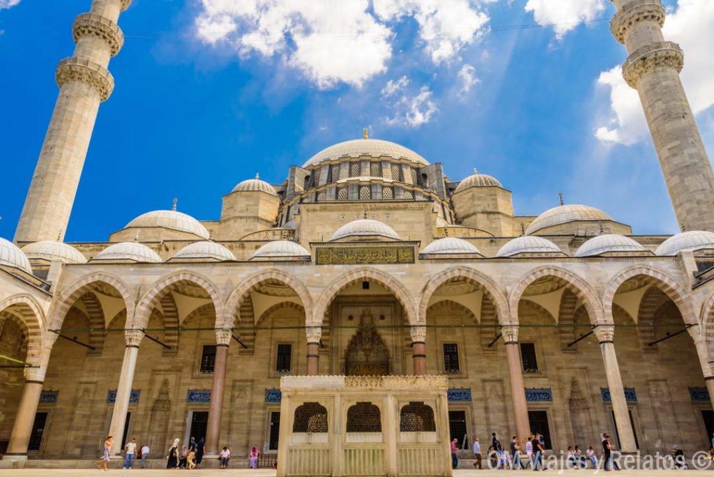 Patio de la Mezquita Azul en Estambul con arcos y cúpulas, una de las mezquitas más bonitas de Estambul.