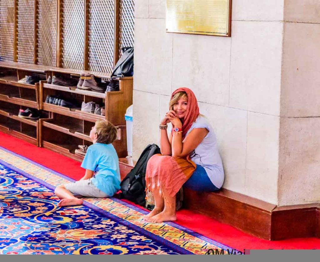 Foto mía descansando en el interior de una mezquita en Estambul sobre alfombra de oración, una de las mezquitas más bonitas de Estambul
