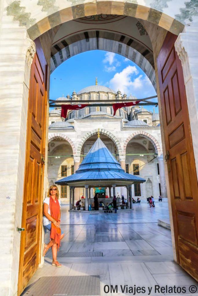 Foto mía entrando al impresionante patio de una mezquita otomana en Estambul, un lugar imprescindible que ver en Estambul en 2 días.