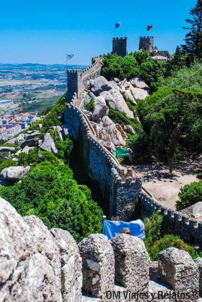 Murallas del Castillo de los Moros entre rocas y vegetación, una de las visitas más impresionantes que ver en Sintra en un dia.