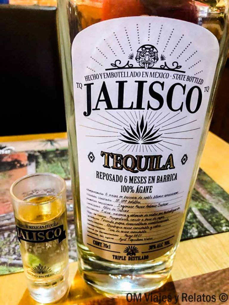 Botella y chupito de tequila Jalisco reposado en El Agave Azul, plan perfecto si buscas donde comer bien y barato en Santander.