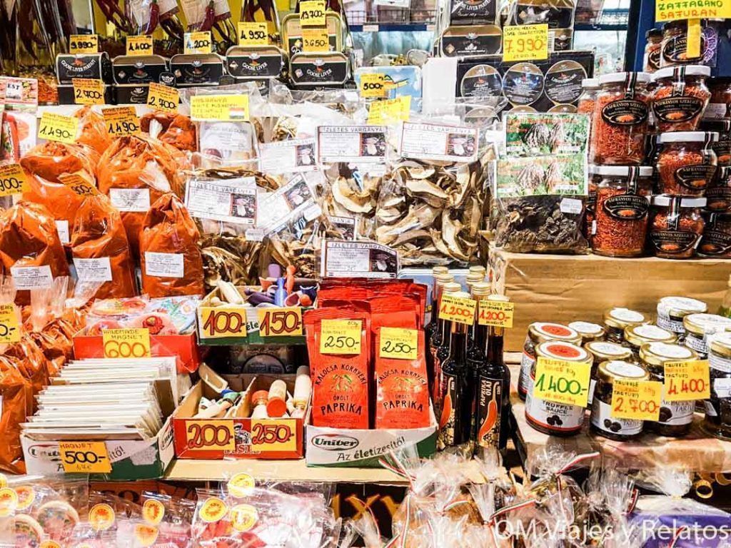Puestos de especias, productos típicos y recuerdos en el Mercado Central de Budapest, una parada imprescindible para descubrir que comer en Budapest.