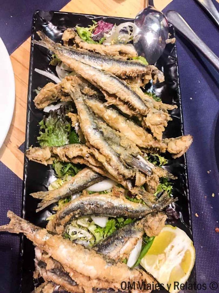 Plato de boquerones fritos con ensalada y limón, ideal si buscas donde comer bien y barato en Santander.