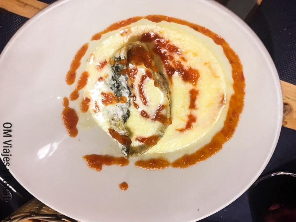 Bacalao con salsa cremosa y toque de tomate, una opción rica si buscas donde comer bien y barato en Santander.