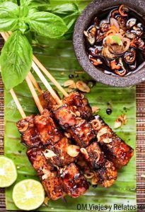 Brochetas de satay con salsa tradicional indonesia, uno de los platos más populares que probar durante una ruta por Java para descubrir la auténtica gastronomía local.