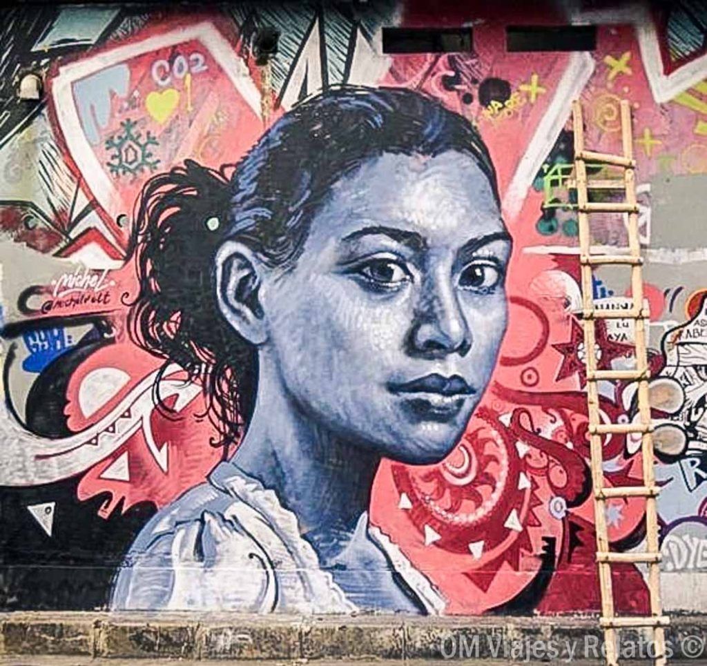Mural de arte urbano con retrato femenino en una calle de Yogyakarta, una muestra del arte contemporáneo y la creatividad que ver en Yogyakarta.