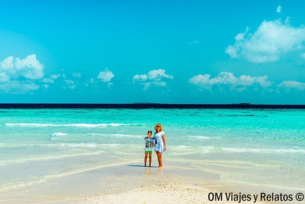 Foto mía de mi hi hijo en una playa de arena blanca y aguas turquesas, una escena perfecta para inspirarse al viajar a Maldivas por libre.